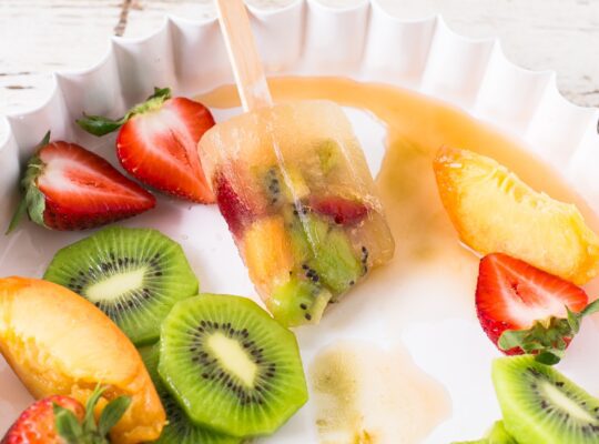Popsicle made with kiwi, strawberries
